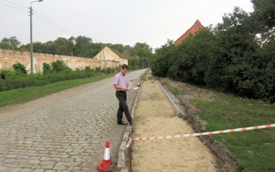 Rozpoczęły się prace związane z przebudową chodnika w Dębicach