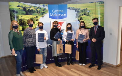 Laureaci konkursu plastycznego ,,Znów wędrujemy ciepłą ziemią?