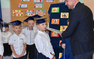 Dzień Edukacji Narodowej w naszej gminie – pasowanie pierwszoklasistów, występy przedszkolaków i nagrody dla nauczycieli
